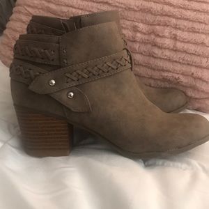 Size 6. Cute comfy booties:)